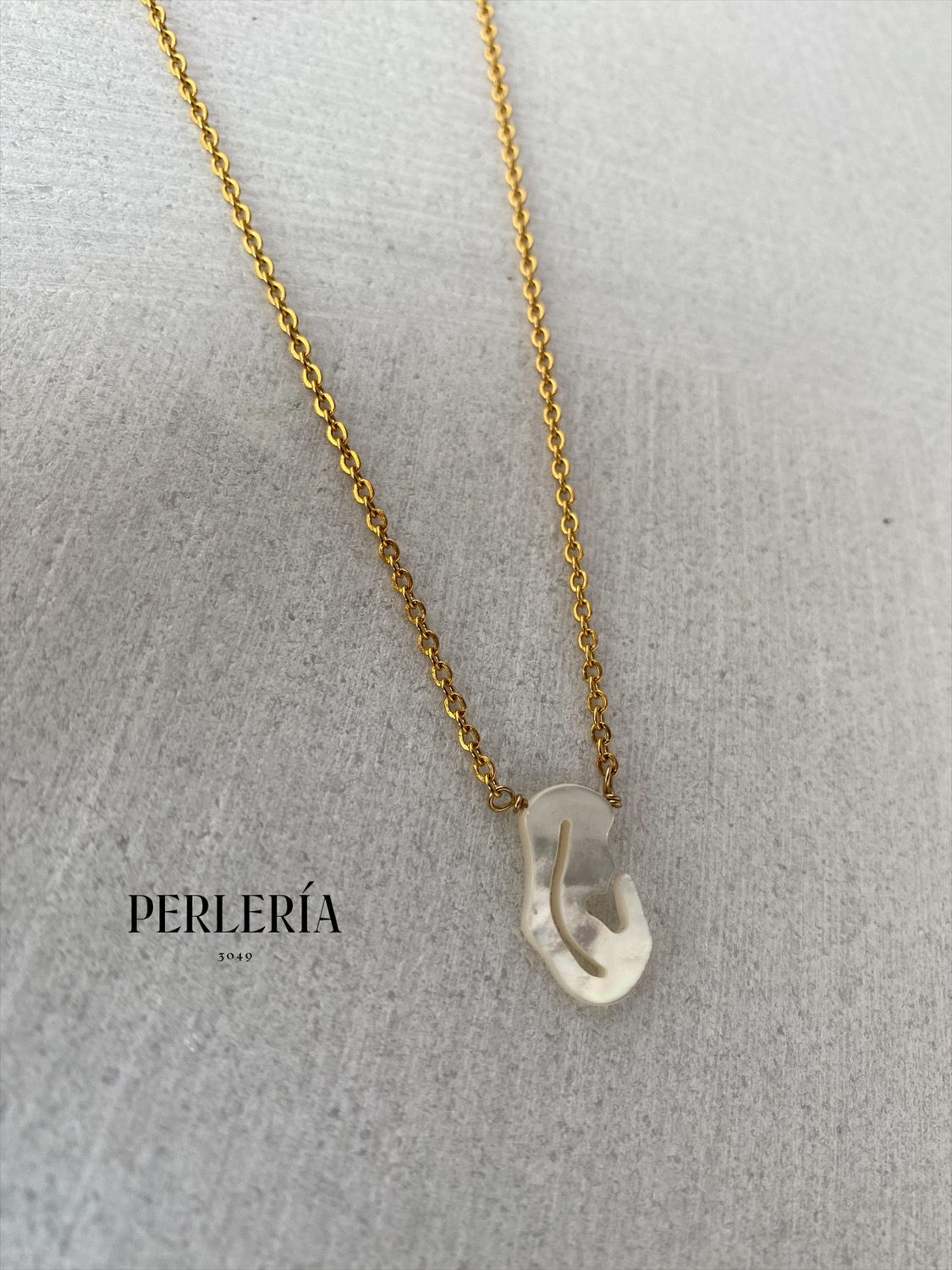 Cadena con Virgen madre Perla 