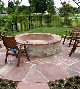 Low fire pit with flagstone surround
