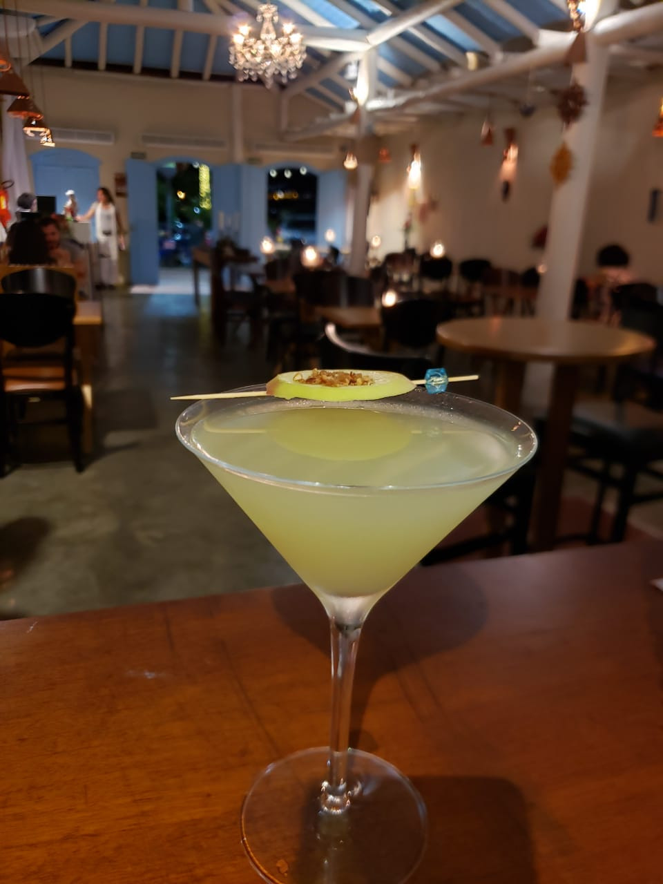 um convite ao drink no Brasileira Gourmet: AREIA, combinação refrescante e suave que leva pêssego e variedades de limão.