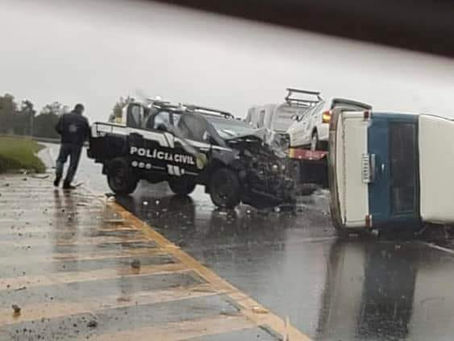 Acidente envolve viatura da Polícia Civil e deixa criança morta na BR 386, em Triunfo