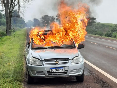Veículo pega fogo e fica totalmente destruído na BR-468, em Campo Novo