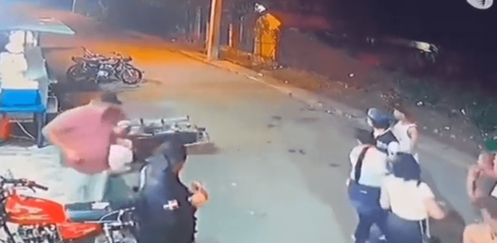 Video: Ladrón dispara a su cómplice en asalto y novia llora por muerte