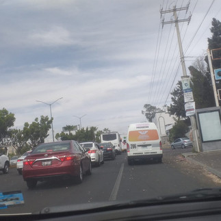 Morelia: Auto de escoltas chocan con auto y gasolinera