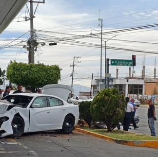 Morelia: Auto de escoltas chocan con auto y gasolinera