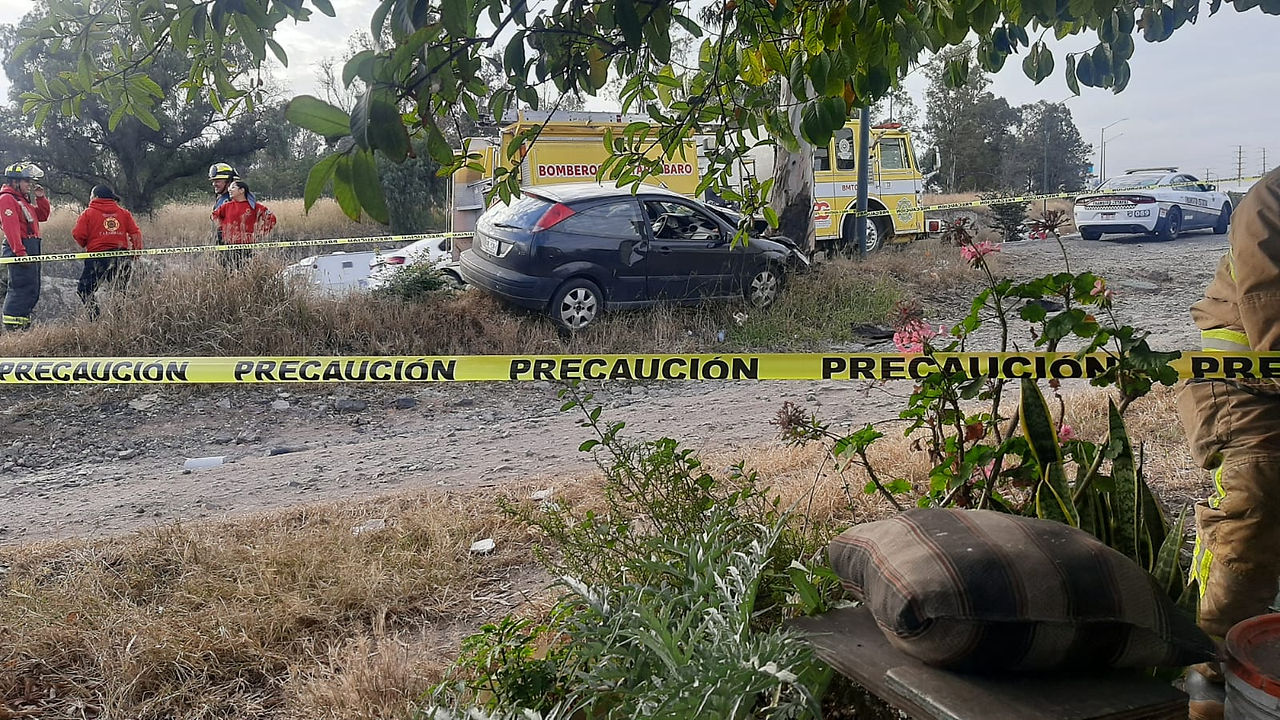 Pareja de abuelitos pierden la vida esta mañana tras estampar su auto contra árbol en Morelia