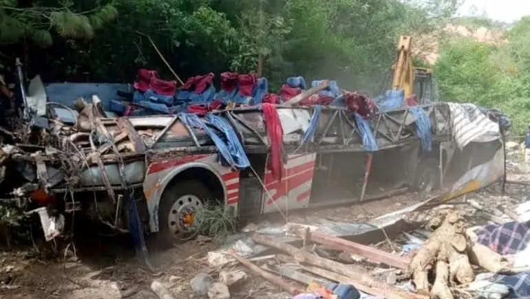 Autobús que viajaba de CDMX a Oaxaca cae a barranco; hay 27 muertos y 17 heridos