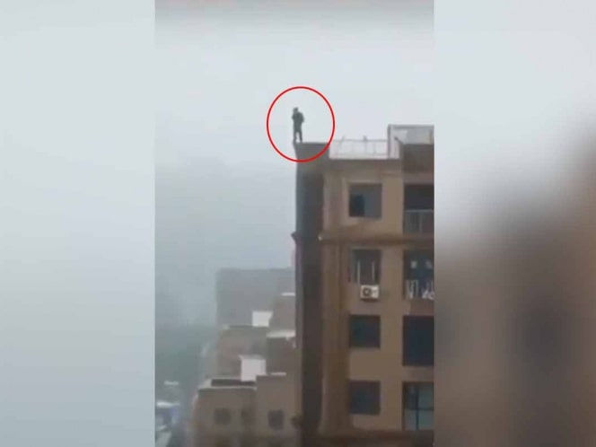 Por tomarse una selfie un hombre cae de un edificio