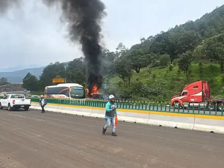 Michoacán: Tráiler se vuelca y termina en llamas en autopista Uruapan - Pátzcuaro; conductor queda atrapado