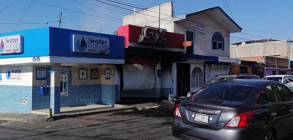 En Morelia, negocio de venta de cerveza es consumido por el fuego