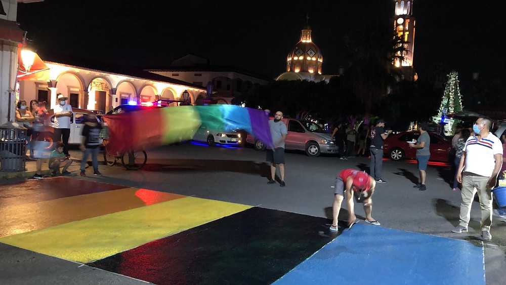 Condenan odio y homofobia por parte del presidente de Apatzingán al quitar balizamiento multicolor