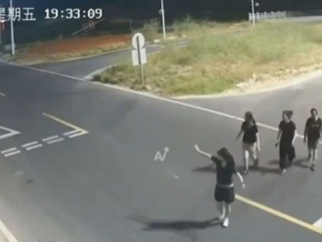 Atropellan a 2 mujeres cuando intentaban cruzar una calle; así fue captado el momento. VIDEO FUERTE