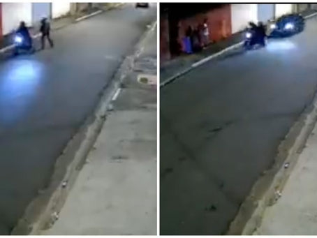 Karma Mexicano: Hombre atropella a 2 presuntos asaltantes que huían de robo en moto (+Video)