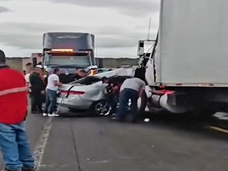Matrimonio muere en choque de auto contra tráiler; sus dos hijos resultaron heridos