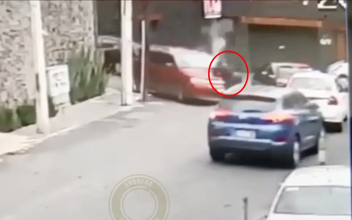 México: Policía se cuelga de cofre de auto, lo balean y dejan muerto en la calle (+Video)