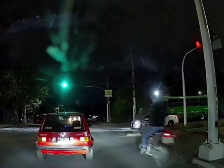 Motociclista se pasa el alto y se lleva a otro biker; ambos terminan graves