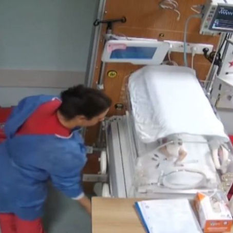 Revelan VIDEO de enfermera golpeando a una bebé de 5 días, le causó discapacidad física y mental