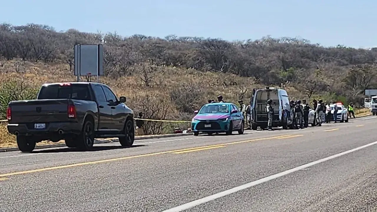 Mueren seis estudiantes de la Universidad de Guanajuato en accidente sobre la Valle de Santiago-Yuriria