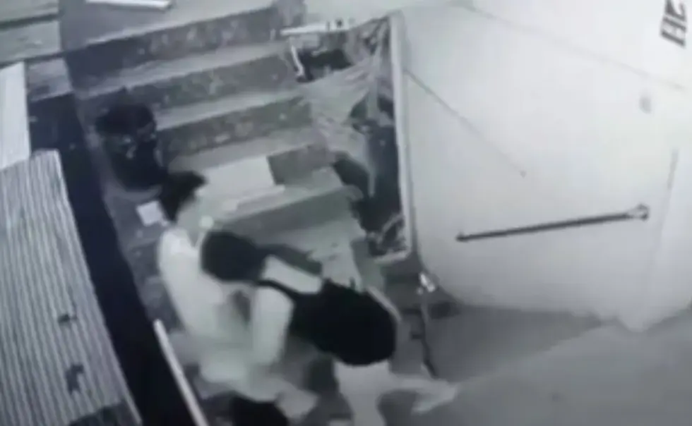 🚨 Mujer muere al caer de un segundo piso para evitar que le revisaran el celular 📲😱