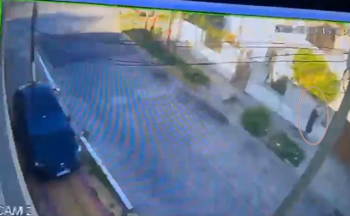 Anciano le dispara a ladrón que ingresó a su casa; delincuente muere en segundos (VIDEO)