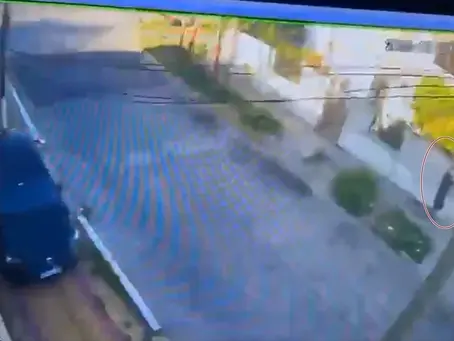 Anciano le dispara a ladrón que ingresó a su casa; delincuente muere en segundos (VIDEO)