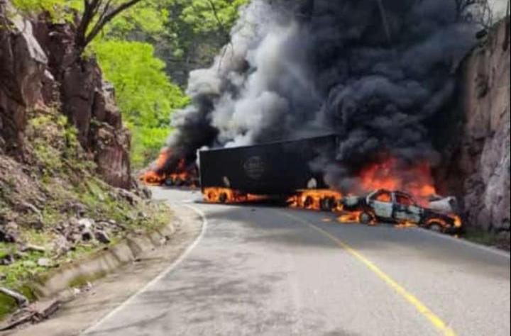 Michoacán: Tras choque entre camiones y taxi se produce incendio en la carretera Uruapan-Nva Italia