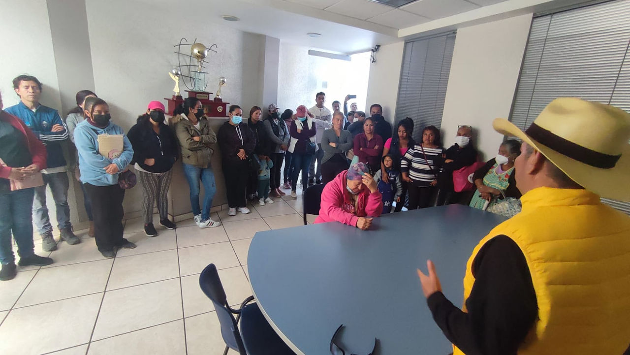 Chava Arvizu gestiona pliegos petitorios de colonias ante el OOAPAS