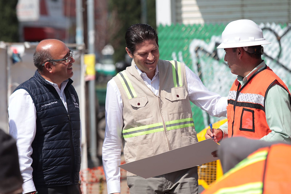 Alfonso Martínez informa avances en distribuidor vial de Siervo de la Nación