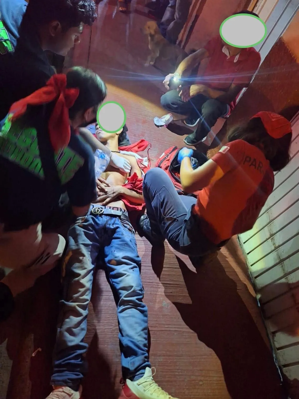 Uruapan: Atacantes matan a dueño de pizzería y dejan herida a su joven empleada 