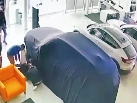 Video: Comando ingresa a una agencia Volvo en León y roba 14 autos de lujo