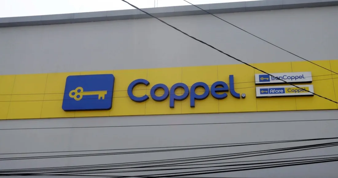 VIDEO: Hombre prende fuego a tienda Coppel en Puebla por altos intereses que cobraba