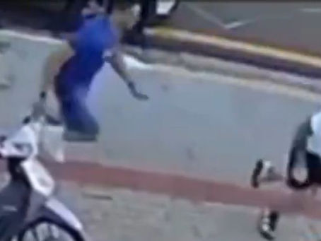 Corretea a la nueva pareja de su ex varios kilómetros para acuchillarlo hasta la muerte: VIDEO