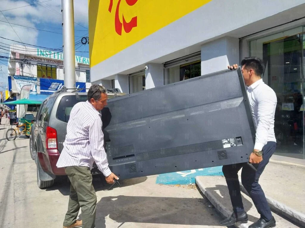 Embargan a Elektra: Exempleado gana demanda a la tienda; se cobra con pantallas y muebles