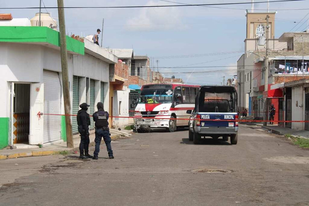 Michoacán: Chofer logra atropellar a sicarios que le dispararon