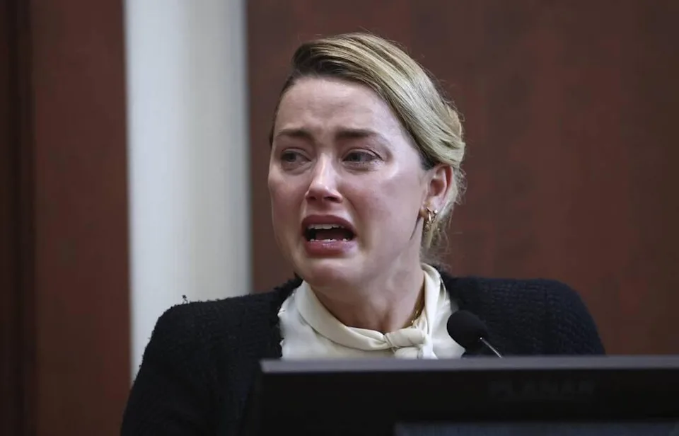 Amber Heard acusa a Johnny Depp de violarla con una botella Desde el estrado en el juicio por difamación en su contra, la actriz Amber Heard