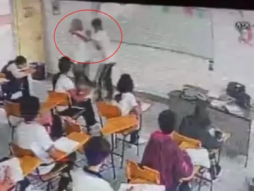 Video fuerte: Alumno de secundaria APUÑALA a su maestra en pleno salón de clases 