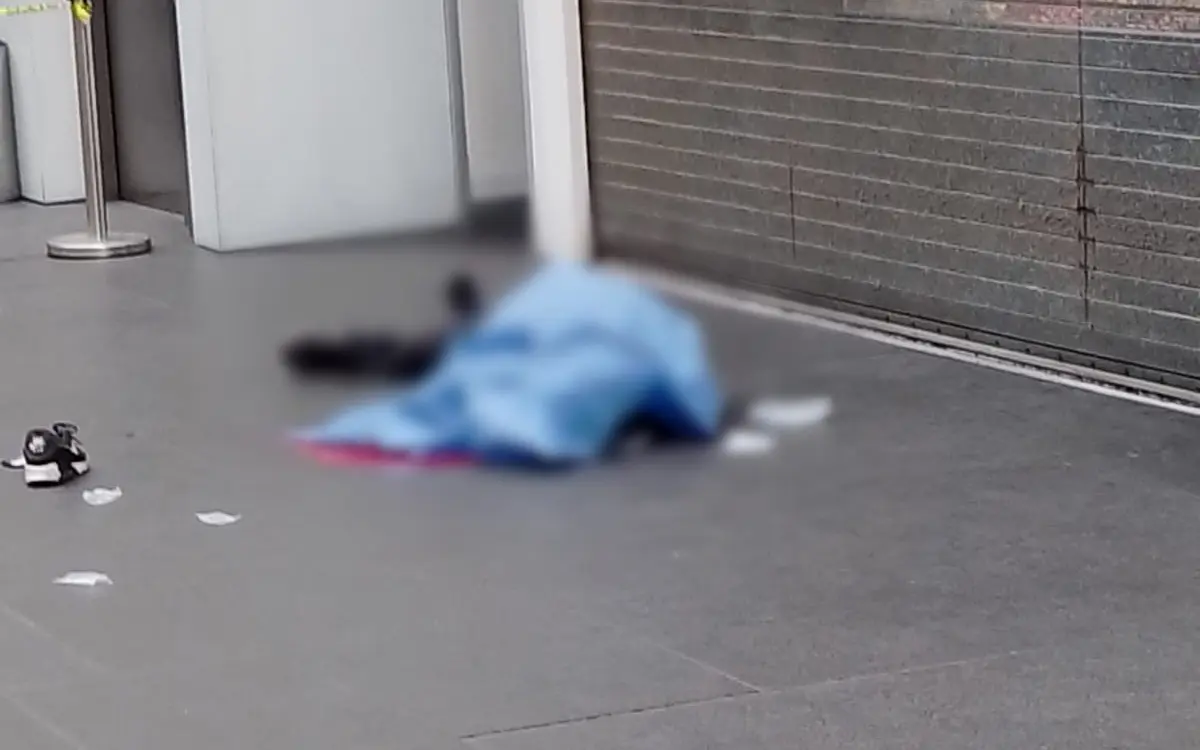 Muere hombre tras caer del segundo piso de Reforma 222