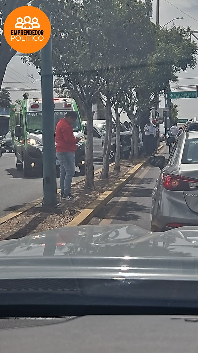 Morelia: Auto de escoltas chocan con auto y gasolinera
