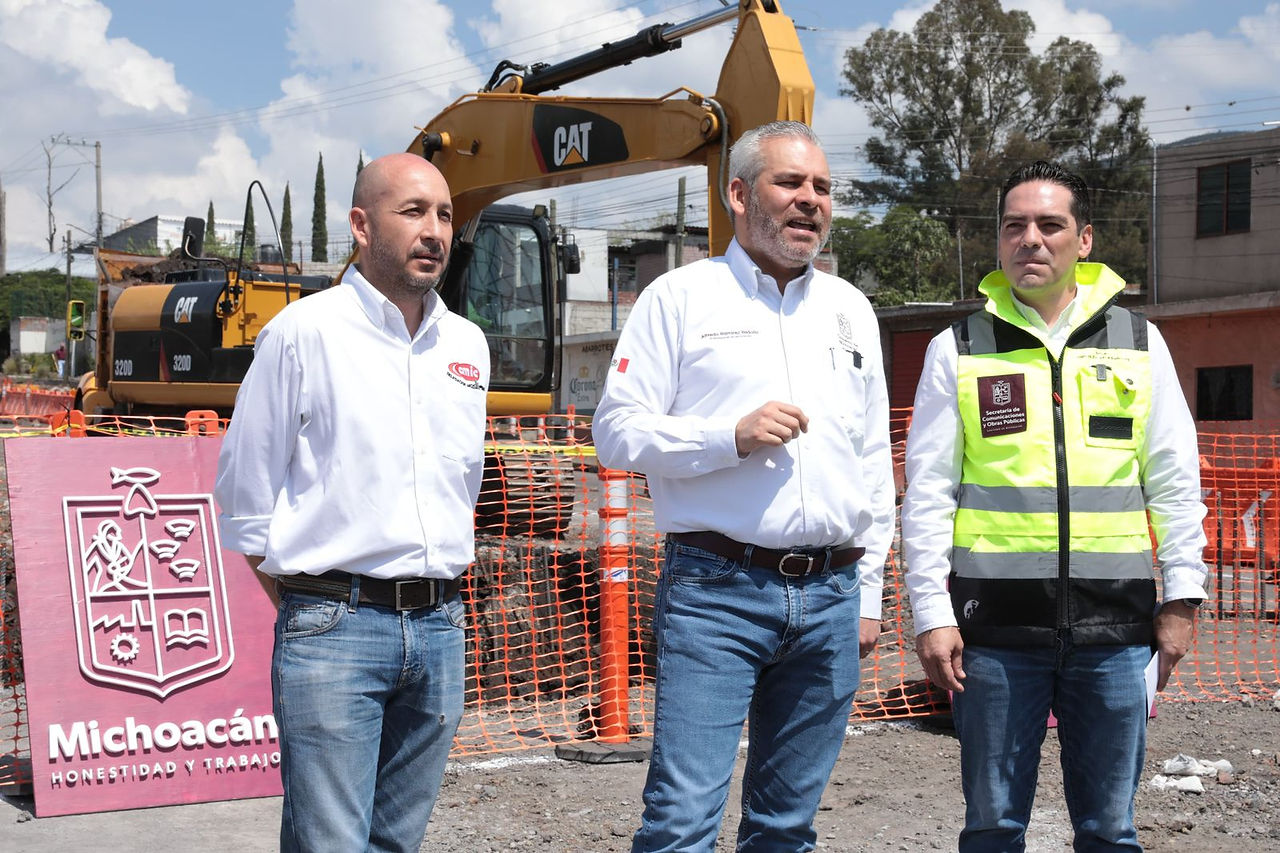 Supervisa Bedolla avance del paso superior vehicular de Villas del Pedregal 
