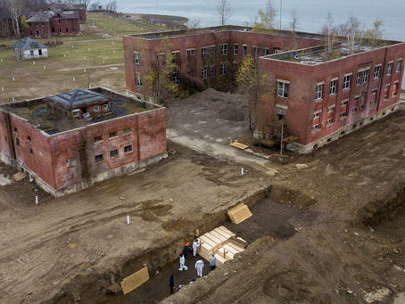 Imágenes de dron muestran una fosa común en la isla de Hart de Nueva York ante miles de muertes