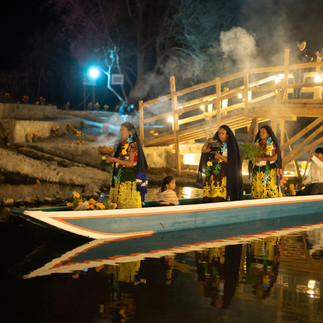 Imperdible recorrido nocturno de canoas de Urandén durante celebración de Semana de Muertos