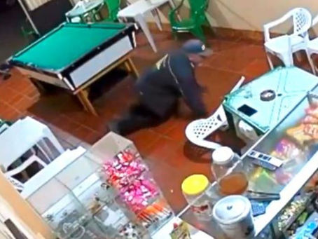 VIDEO: un abuelito se cayó entrando a un bar, nadie lo ayudó a levantarse y decidió empezar una balacera