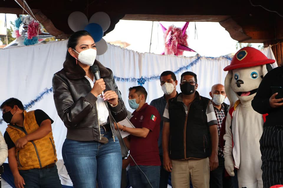 Araceli Saucedo Reyes, ayuda a "Los Reyes Magos" a dar felicidad a los niños de Salvador Escalante.