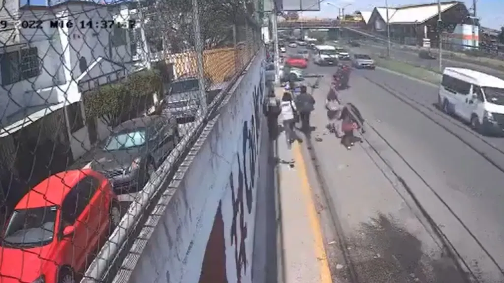 Revelan video de como auto arrolló a puestos ambulantes y personas en Ecatepec; muere niño de 7 años