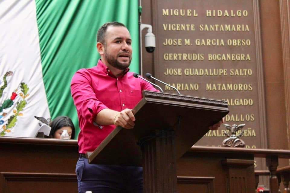 Impulsa Reyes Galindo iniciativa para otorgar servicios gratuitos a emprendedores de Michoacán