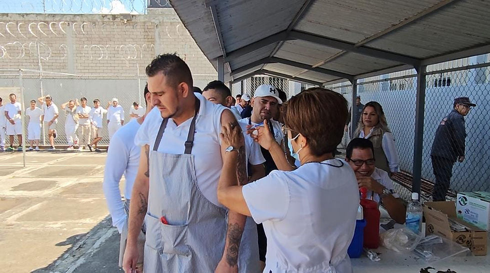 Reciben servicios médicos gratuitos reos del penal de Zamora