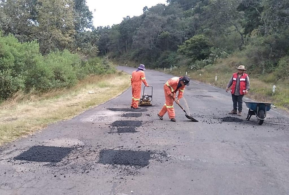 Gobierno Municipal atienda con bacheo caminos rurales