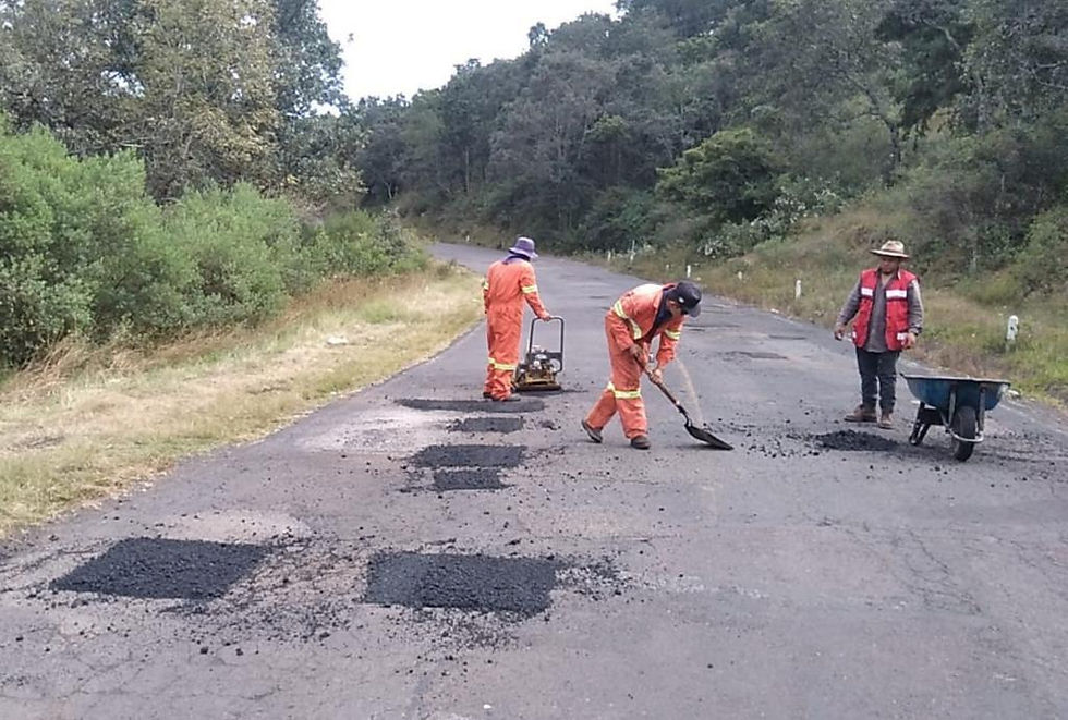 Gobierno Municipal atienda con bacheo caminos rurales