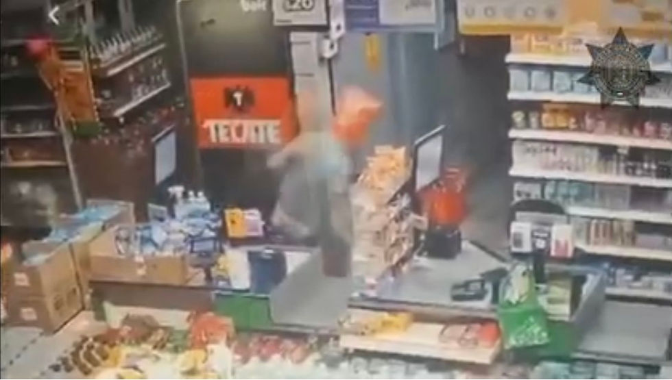  Detienen a LADRÓN que usaba una CAJA de cereal como MÁSCARA