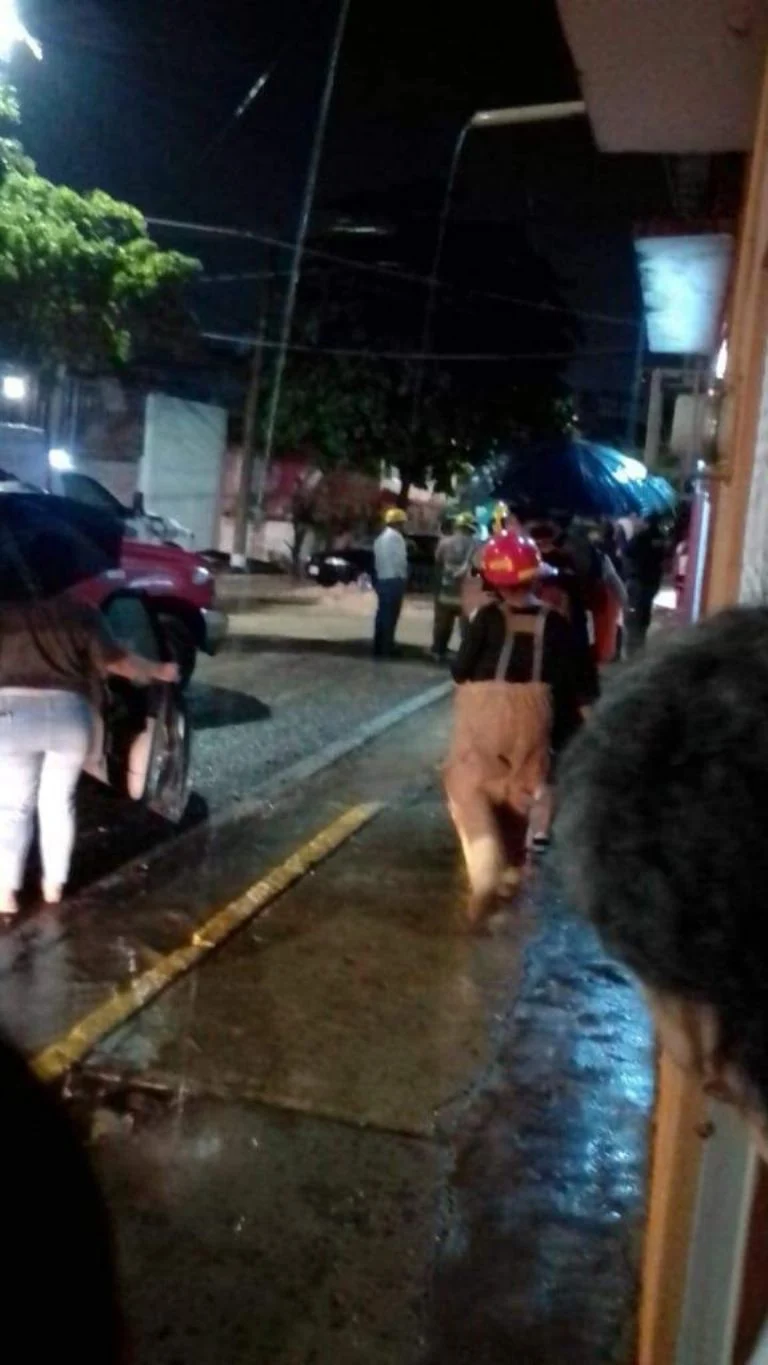 Hombre desaparece al ser succionado en alcantarilla sin tapa durante las intensas lluvias en Chiapas