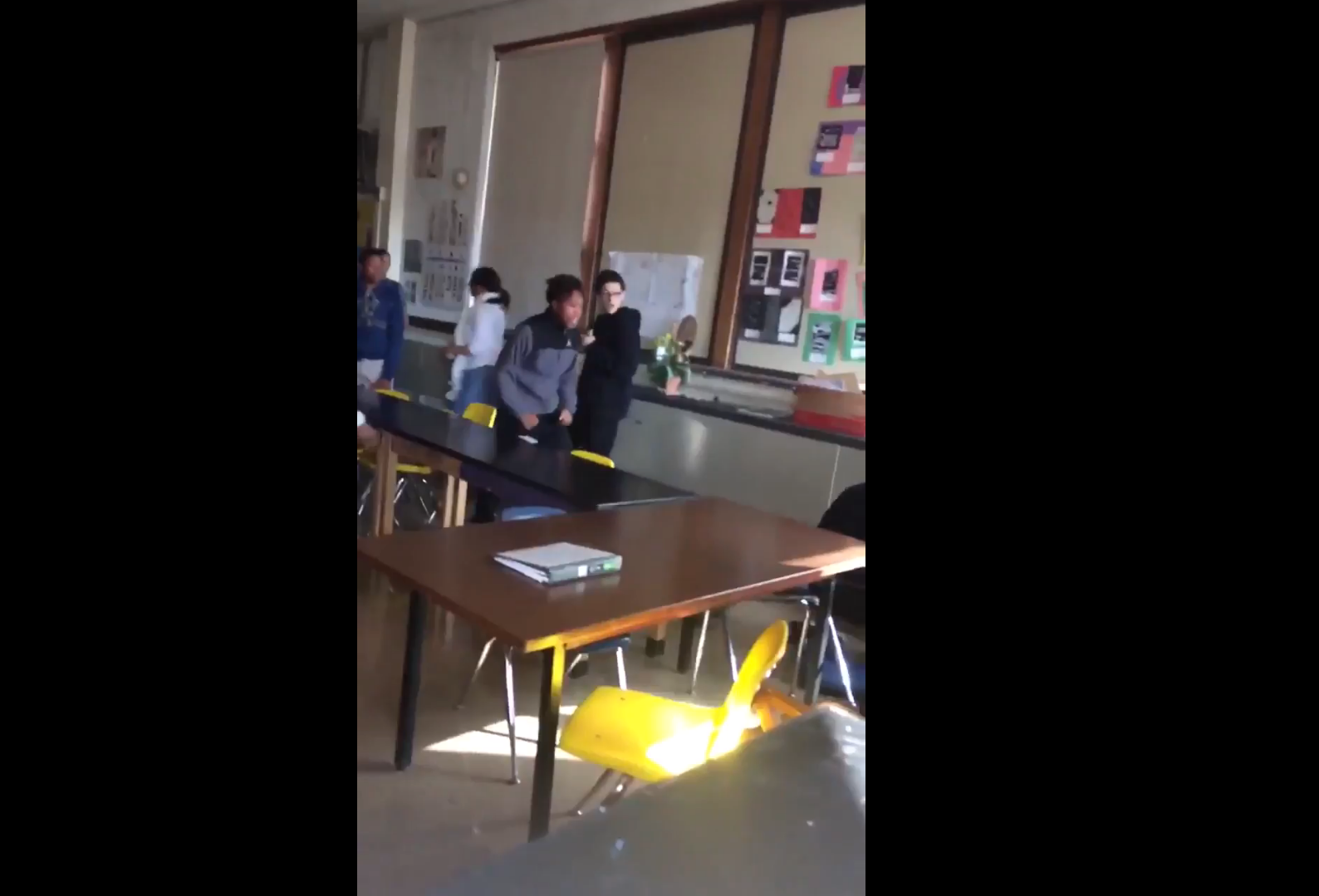 ’No vuelvas a tocar a la maestra’: estudiante defiende a su profesora golpeada por alumno (VIDEO)